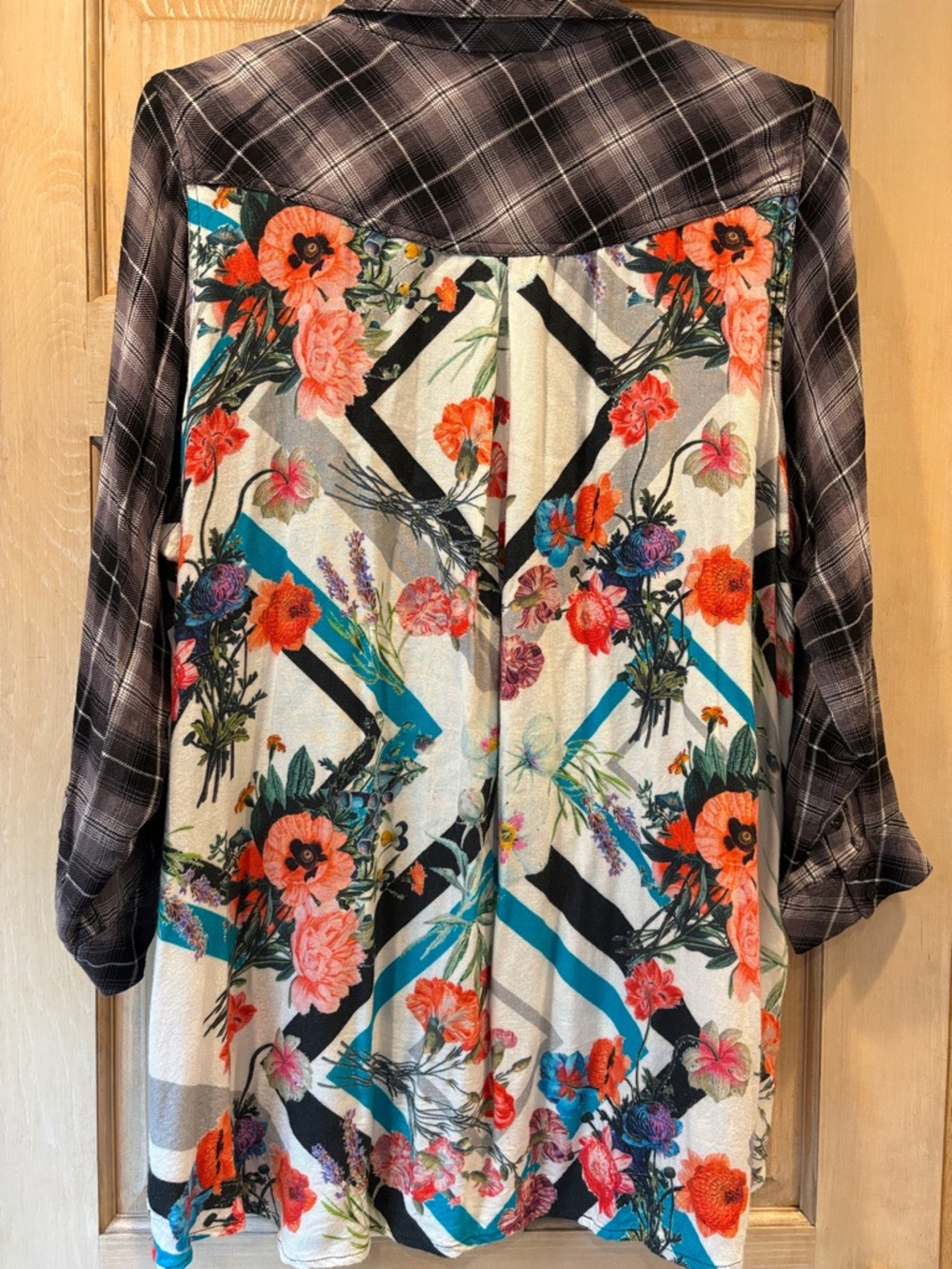 Tolani Black and Gray Plaid Tunic Top With Print on Back 2X Petite